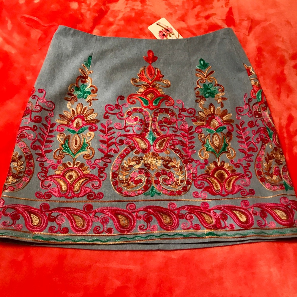 Entro Embroidered Skirt 🦋🌷🌻